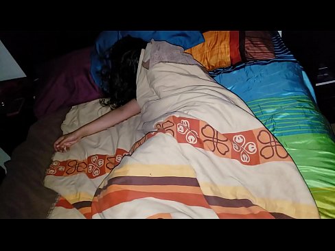 ❤️ Ny zananikely manenjika ny renikeliny tanora rehefa matory izy. ❤ Anal vidéo aminay
